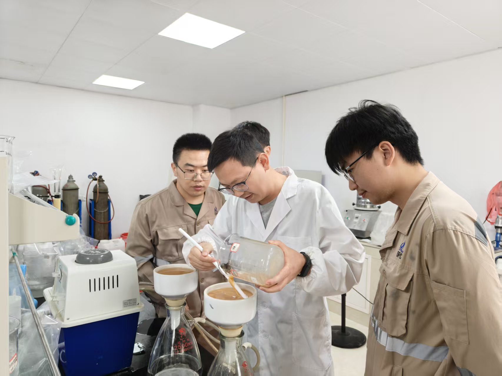 扎根锂业，攻坚路上让“锂”想花开｜今年会锂业研发部90后工程师徐苗